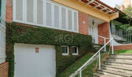 Casa 3 dormitórios com uma 1 suite, 2 banheiros, terraço, bem iluminada. Próxima ao Shopping Boubon Teresópilis
