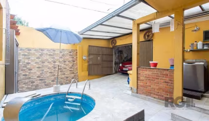 Sobrado, 3 quartos, 2 banheiros, pátio, 2 vagas, piscina - Bairro Vila Nova
