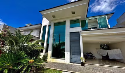 CASA EM CONDOMINIO COM TRES DORMITÓRIOS TRES SUITES