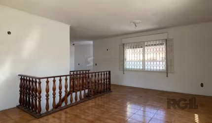 CASA COM 5 DORMITÓRIOS, ESPAÇO PARA FESTAS E PEÇAS AMPLAS PRÓXIMO AO IGUATEMI