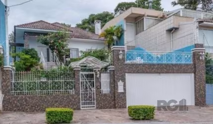 Casa em Porto Alegre, no bairro Vila Assunção, com 3 dormitório(s), e 3 banheiros, à venda.