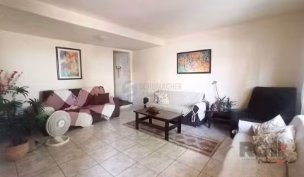 Sobrado 5 dormitórios, 4 suites, pátio, piscina, 1 vaga - Bairro Menino Deus