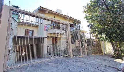 Casa para Venda - 250m², 3 dormitórios, sendo 1 suites, Teresópolis