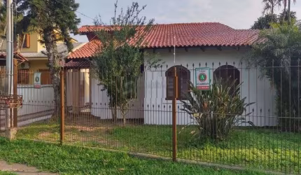 Casa no Guarujá de 4 dormitórios e 4 vagas