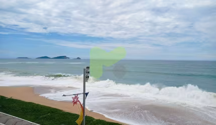 Alugo apartamento de alto padrão frente para o mar