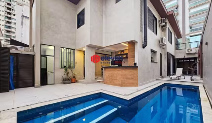 Exclusiva Casa de Alto Padrão na Pompéia, a 2 Quadras da Praia, com Piscina e Área Gourmet – Porteira Fechada!