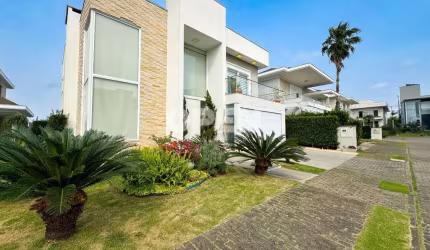 Casa Mobiliada com Design Sofisticado e Completa Área de Lazer