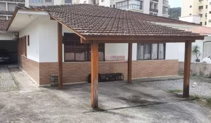 CASA COM AMPLO TERRENO