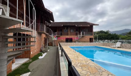 Apartamento a 30 metros da Prainha com 1 dormitório e 42m2 em condomínio com piscina e churrasqueiras à venda em Caraguatatuba/SP aceita financiamento