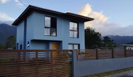 Ampla casa no bairro Guarda do Cubatão