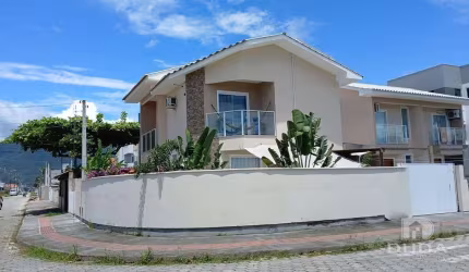 Charmoso Sobrado no loteamento Vila Nova Palhoça