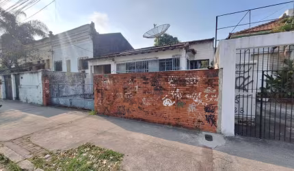Terreno em Campinho, Com uma casa com 144m, precisando de reforma. Área enorme.