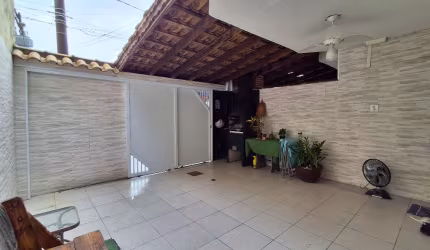 Lindo sobrado com quintal e churrasqueira.
