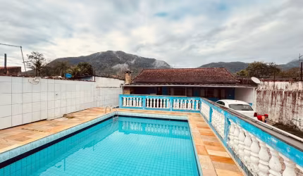 Casa em Peruíbe, 5 dormitórios, 2 suítes, piscina, churrasqueira