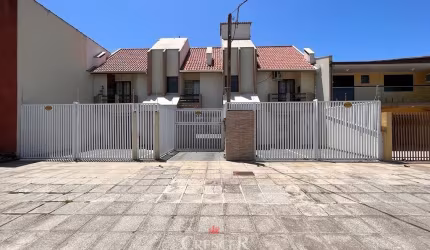 Apartamento com mezanino e 03 quartos em Caiobá!!