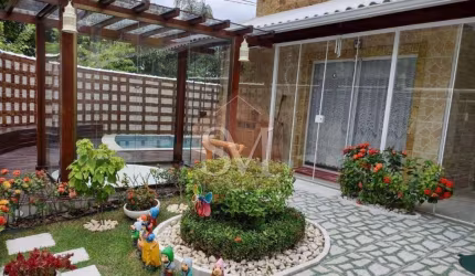 VARGEM PEQUENA CASA DUPLEX COM RGI COM 259M² DE ÁREA , 4 QUARTOS COM 3 SUÍTES..