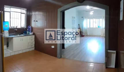 Casa à venda com 03 dorms.  localizada no Bairro do Indaiá, lado praia, Caraguatatauba- SP.
