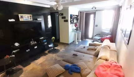 Casa com piscina com 188m² localizada no Parque Jaçatuba em Santo André/SP.