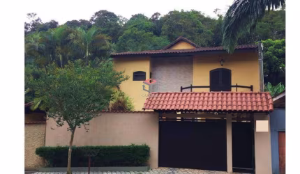 Sobrado com 600m² localizado próximo à Represa Billings, Riacho Grande, em meio à natureza e ar puro!