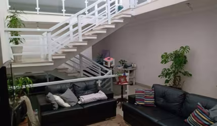 Sobrado com 220 m² localizado no Bairro Guapituba em Mauá/SP.