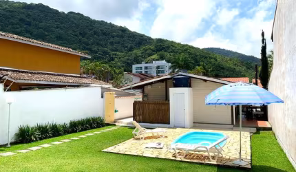 Ubatuba - Toninhas : Casa com 3 dormitórios, 1 suíte, piscina e espaço gourmet.