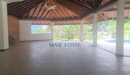 LINDA CASA COM DESLUMBRANTE VISTA EM CONDOMINIO DE ALTO PADRÃO!