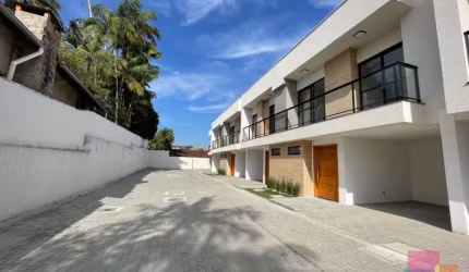 Casa em condomínio fechado com 3 quartos à venda na Rua Alberto Bornschein, --, Glória, Joinville por R$ 680.000