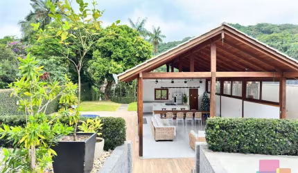 Casa com 3 quartos à venda na Rua João Krisch, --, Glória, Joinville por R$ 2.100.000