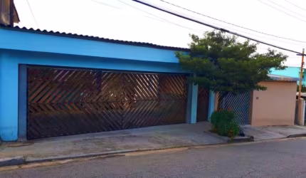 Oportunidade para investidores, com interesse em construir apartamentos com ou sem condomínio ou para quem deseja uma casa com ótimo espaço de terreno