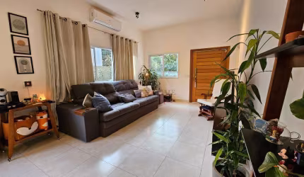 Casa à venda e para alugar em Cotia, Jardim Colibri, com 3 suítes, com 196 m²