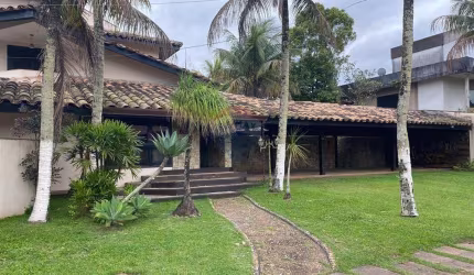 CASA À VENDA NO CONDOMÍNIO BOUGAINVILEE II EM BERTIOGA-SP COM 5 SUÍTES.