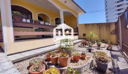 Casa à venda, no Bairro Barreiros, São José-SC, com 3 quartos, sendo 1 suíte, com 2 vagas