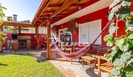 Casa com Piscina á Venda no Bairro Zimbros - Bombinhas/SC