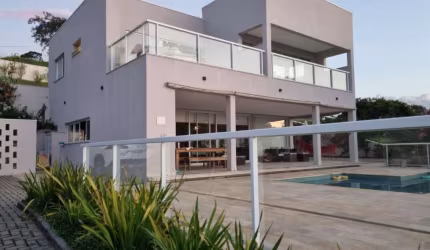 Oportunidade &#218;nica: Linda Casa com Hidromassagem e Ampla àrea!