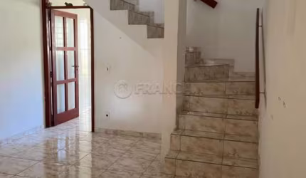 CASA EM CONDOMINIO 2 DORMITÓRIOS - PARQUE CALIFORNIA - JACAREÍ
