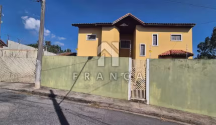 Sobrado Espaçoso com 198 m² de Construção e 4 Dormitórios próximo ao Centro