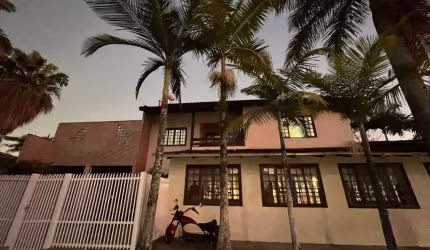 Casa para venda com excelente localização no bairro Glória!