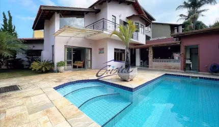 Linda casa integrada. 3 suítes, piscina e ótima área gourmet!