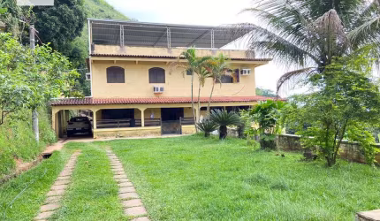 Sitio espetacular com 3 construções no bairro de Santo Antônio.