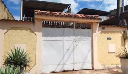 Casa com terraço, garagem e 2 quartos, no centro comercial