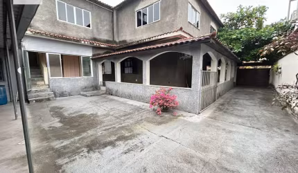 2 Casas grandes em Xerem com quintal e 5 quartos ao todo