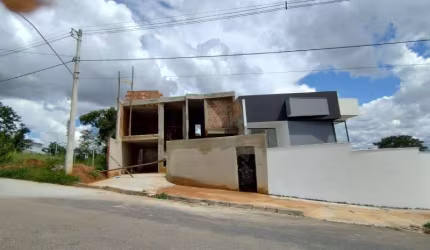 LINDA CASA DE 03 QUARTOS NO BAIRRO TIRADENTES EM BETIM