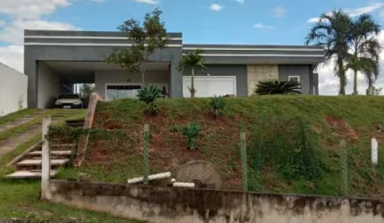Seu Novo Lar: Casa Charmosa à Venda no Condomínio Lago Dourado