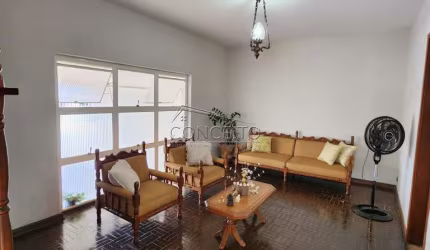 Casa térrea à venda no bairro Vila Independência com 212 m² | 5 dormitórios, sendo 1 suíte e 2 vagas de garagem.