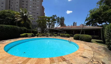 Casa térrea à venda no centro com 376 m² | 3 suítes, amplo quintal e 6 vagas de garagem, sendo 2 cobertas.