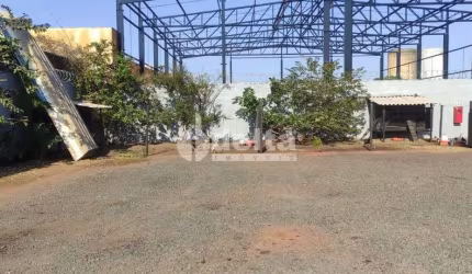 Imóvel comercial disponível para venda no bairro Marta Helena em Uberlândia-MG
