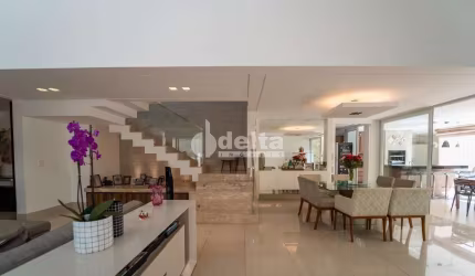 Casa no condomínio Bosque Karaiba disponível para venda em Uberlândia-MG