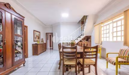 Casa residencial disponível para venda no bairro Presidente Roosevelt em Uberlândia-MG