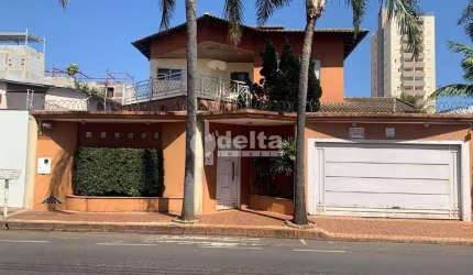 Casa residencial disponível para locação e venda no bairro Umuarama em Uberlândia-MG