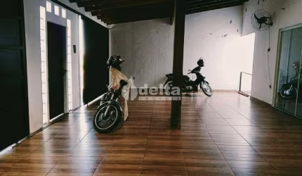 Casa residencial disponível para venda no bairro Jardim Brasília em Uberlândia-MG